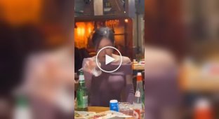Тот самый момент, когда жена так не может: все внимание на стол позади