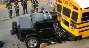 Hummer против школьного автобуса (5 фотографий)