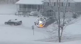 Американец расчистил снег при помощи огнемета