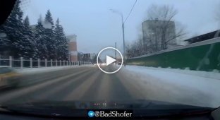 Один водитель не смотрит на дорогу, другой принципиально не отпускает педаль газа