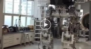 Испытание гигантского гуманоидного робота