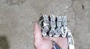 Инженер-механик изготовил себе механический протез пальцев кисти