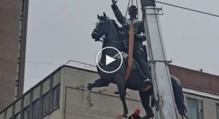 Демонтаж памятника Щорсу в центре Киева