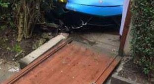 Неизвестный устроил аварию на арендованном Lamborghini (4 фото)