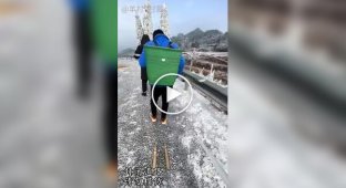 На бамбукових дощечках по обмерзлій дорозі