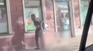 Бомж измазал говном витрину аптеки в Одессе
