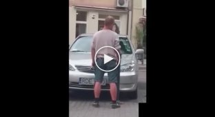 Пьяный поляк пытается помочь машине без водителя выехать со стоянки