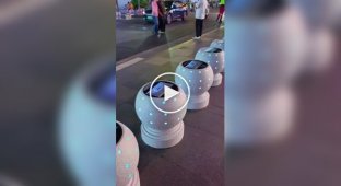 Громадські бездротові зарядки, що показують рекламу