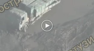 Руйнування російського понтонного мосту ТММ-3М2 на базі КАМАЗ 53501 «Мустанг» у селищі Райгородка