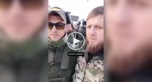 Кадыровец обнимает оккупантов россии рассказывая на чеченском, кто из них уже мертв, а эти непонимания с улыбкой отвечают