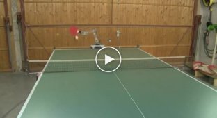 Робот играет в настольный теннис