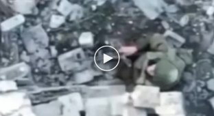 Донецкая область, украинский дрон сбрасывает ВОГ на российского военного