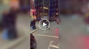Вырвали прямо из рук: воры на байках нагло обокрали мужчину при десятках свидетелей