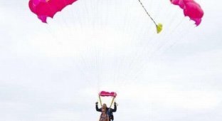 Стриптизерша совершила прыжок с парашютом (6 фото)