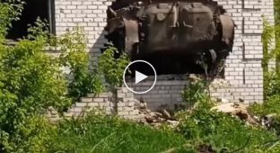 БМП-2 залишає будинок десь в Україні