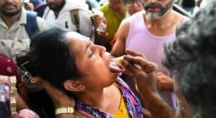 Thousands of People in India Wait in Enormous Lines to Swallow Live Fish (2 photos)