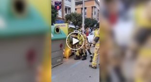Злодюжка застряг у контейнері для пожертв в Іспанії
