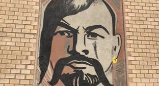 “Шикарный китч”: на Сумщине Ленина превратили в украинского казака