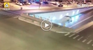 Китайский водитель спрыгнул с обрыва