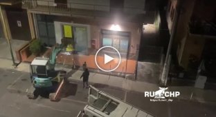 Excavator hijacking of ATM in Sicily caught on video