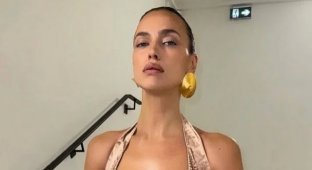 Irina Shayk and Her Provocative Outfit in Paris (4 photos)