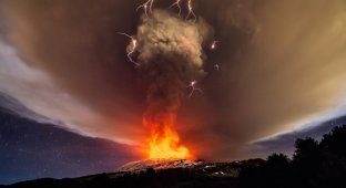Вулкан Этна выбросил фонтан лавы на километровую высоту (7 фото)