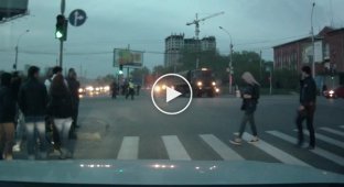В Новосибирске военные потеряли пушку готовясь к параду. Другой ракурс (маты)