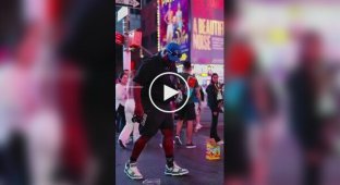 Как красиво поднимать бутылку с асфальта