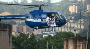 В Венесуэле здание Верхового суда обстреляли с вертолета (4 фото + 2 видео)