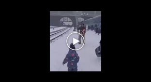Маленькая девочка встречает раненого папу на львовском вокзале под звуки сирен воздушной тревоги