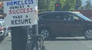 Бездомный программист просил прохожих взять его резюме (2 фото)