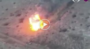 Детонація боєкомплекту російської БМП після прильоту дронів Нічний жах від Диких Шершнів