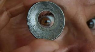 Дірявий долар вартістю 319 000 євро, викрадений з музею в Польщі, повернули понад 10 років (3 фото + 1 відео)