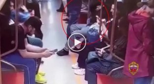 В московском метро 18-летний молодой человек заснул в электропоезде и чуть не лишился имущества