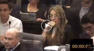 In Colombia, a deputy smoked a vape during a meeting on health care reforms