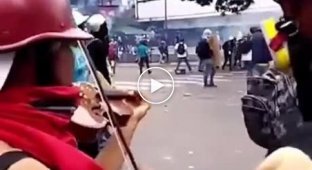 Протестующий играет на скрипке на митинге в Венесуэле
