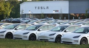 Tesla recalls more than 2 million cars due to Autopilot (1 photo)