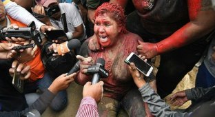 В Боливии мэра протащили по улице, обстригли и облили краской (11 фото)