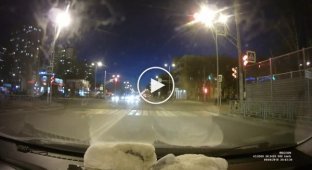 Фургон столкнулся с кроссовером и сбил пешехода в Нижнем Новгороде