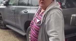 В Сочи женщина в халате вызвала полицию из-за припарковавшегося на ее месте водителя