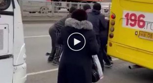 В Екатеринбурге водители и кондукторы двух автобусов устроили драку посреди дороги