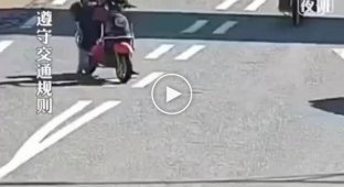 Типичная китаянка на скутере