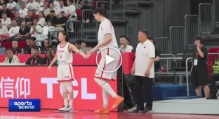 A Chinese basketball player with a height of 226 centimeters