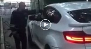 Инспектор ДПС пытается разбить стекло BMW X6 