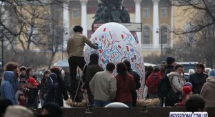 Гигантское пасхальное яйцо в центре Санкт-Петербурга (12 фото)