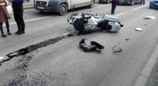 В Екатеринбурге сотрудник ГИБДД на мотоцикле попал в аварию (5 фото + видео)