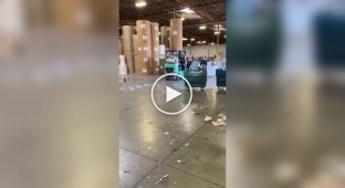 In the US, a fired employee decided to leave in style - he put on a show on a forklift, destroying half of the warehouse