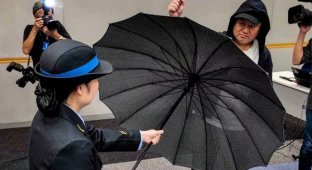 Japanese trains now have umbrellas to protect against maniacs (6 photos)