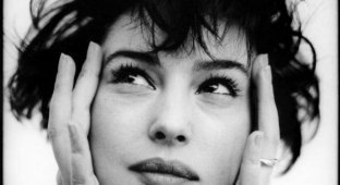 Incredible Monica Bellucci in the lens of fashion photographer Chico Bialas, 1997 (9 photos)