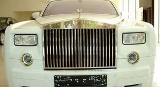 Бронерованный Rolls-Royce Phantom покрыли золотом (5 фото)